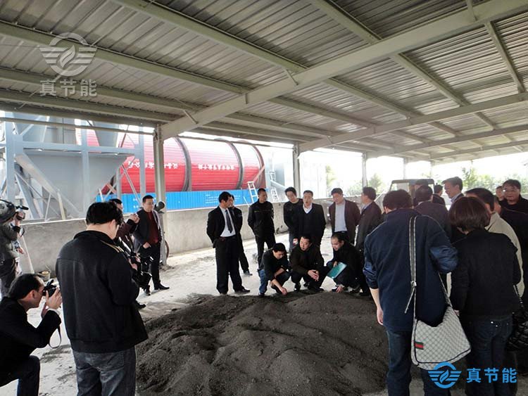 客戶來到真節能大型污泥干化設備生產廠家考察